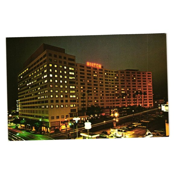 Vintage Postcard Los Angeles Hilton Hotel Travel California Convention Center - Picture 1 of 2
